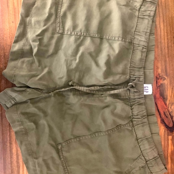Gap green shorts with pockets Size XL - Picture 2 of 2